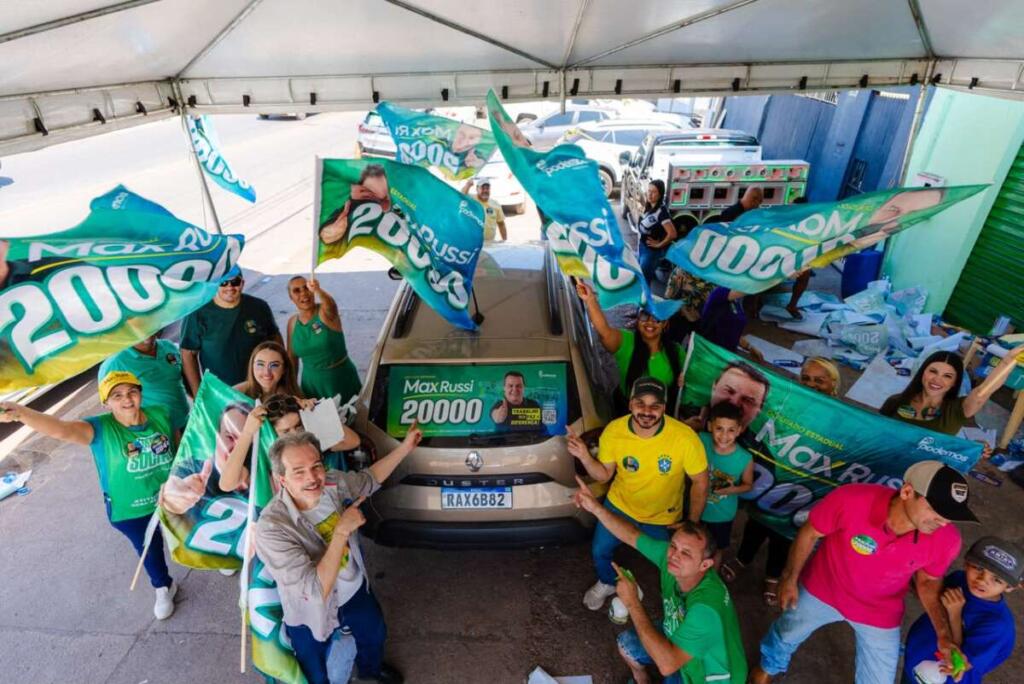 Primeiro ato de campanha de Max Russi reúne mais de 700 veículos em adesivaço pela reeleição