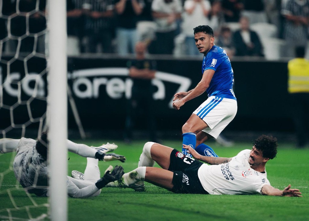 Cruzeiro vence o Corinthians por 2 a 1 e impede entrada do rival no G5