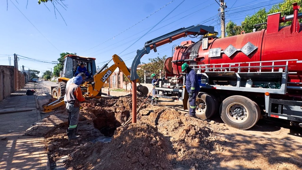 Prefeitura desobstrui rede de esgoto e identifica tubulação danificada no Jardim Gramado