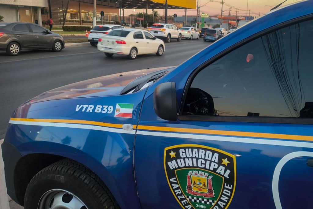 Guarda Municipal reforça orientação a pedestres e motoristas na Avenida da FEB