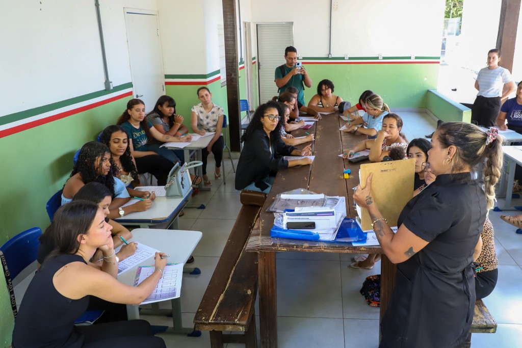 CRAS Jardim Glória capacita moradores em curso de design de sobrancelhas