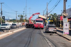 Guarda Municipal interdita trecho da avenida Artur Bernardes após caminhão enroscar em fiação e derrubar cabos energizados na via