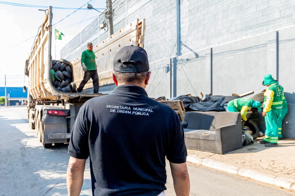 Prefeitura retira pneus acumulados e desobstrui calçada no bairro Cidade Verde