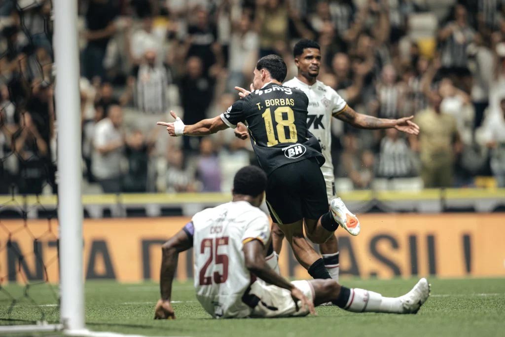 Atlético-MG vence o Vitória e chega a 13 jogos de invencibilidade na temporada