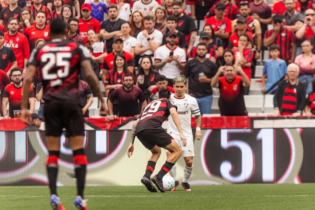 Athletico-PR e Fluminense ficam no 3 a 3 em jogo movimentado pelo Brasileirão