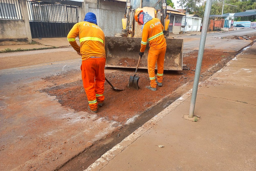 Várzea Grande reforça manutenção viária com tapa-buracos, patrolamento e drenagem nesta segunda-feira (31)