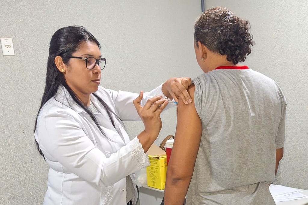 Vacinação contra influenza é levada a trabalhadores de empresa em Várzea Grande