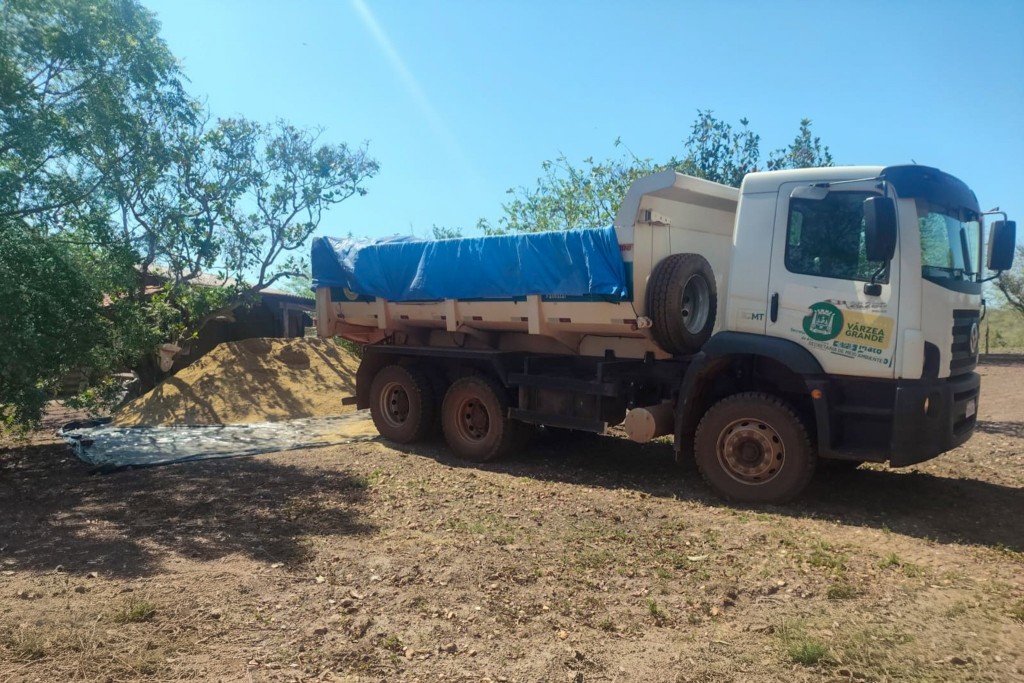 Prefeitura transporta 3,3 toneladas de casquinha de soja para produtores da agricultura familiar
