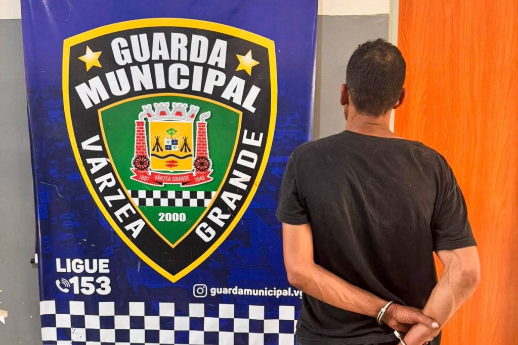 Guarda Municipal conduz suspeito após invasão a residência no Jardim Imperador, em Várzea Grande