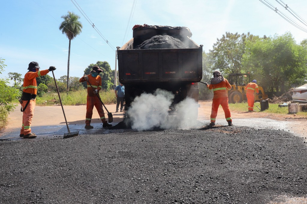 Várzea Grande reforça manutenção viária com tapa-buracos, patrolamento e drenagem
