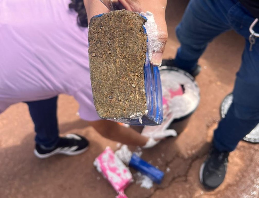 Polícia Civil prende casal e apreende 44 tabletes de drogas escondidas em baldes de argamassa