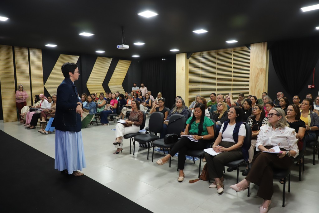 Secretária de Educação reúne diretores e antecipa planejamento para o ano letivo de 2027