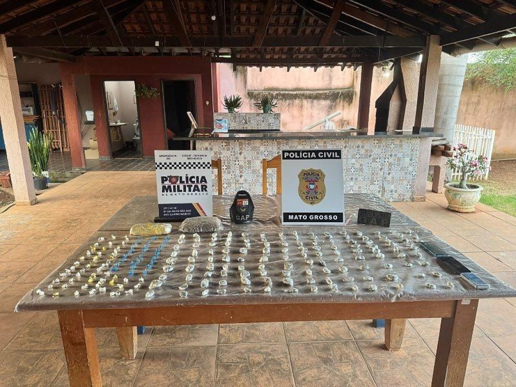 Polícias Civil e Militar prendem dois jovens e apreendem drogas em São José dos Quatro Marcos