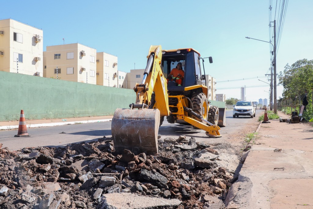 Prefeitura reforça serviços de infraestrutura em bairros de Várzea Grande