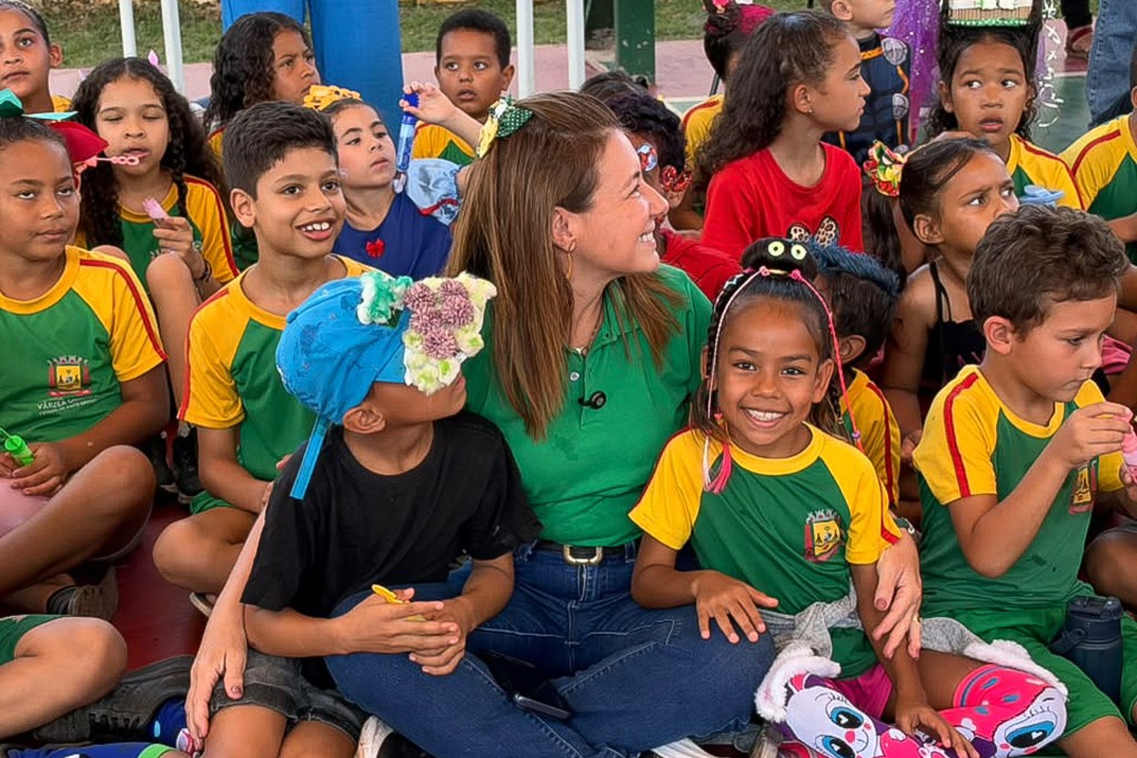 Flávia Moretti participa de festa e interage com crianças da EMEB João Ponce de Arruda