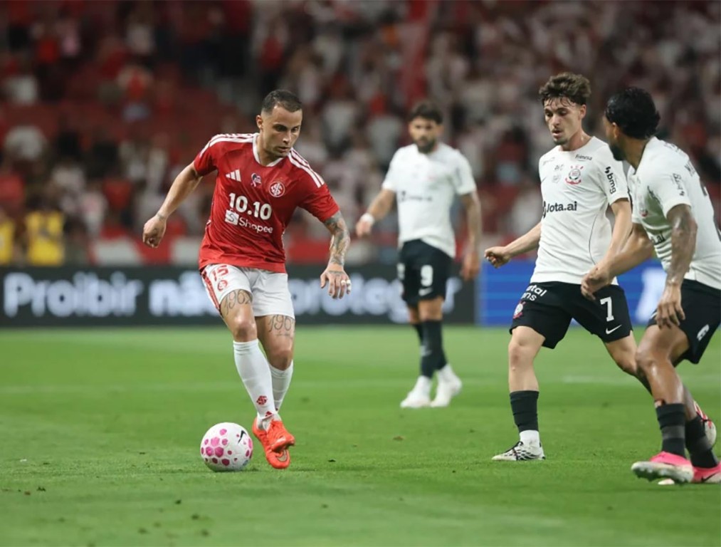 Internacional vence o Corinthians por 2 a 1 no Beira-Rio