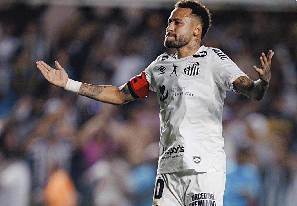 Neymar sai do banco, marca dois e Santos empata com o Flamengo