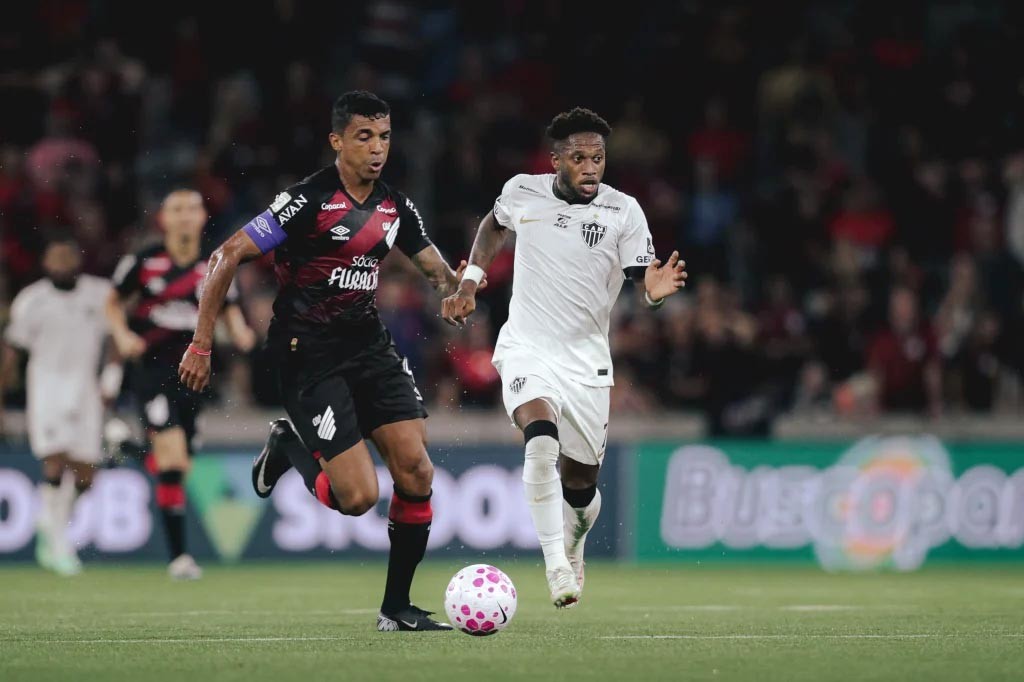Athletico-PR e Atlético-MG empatam em 2 a 2 no Brasileirão