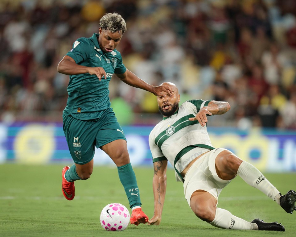 Savarino faz três, Fluminense goleia o Coritiba e assume o terceiro lugar do Brasileirão