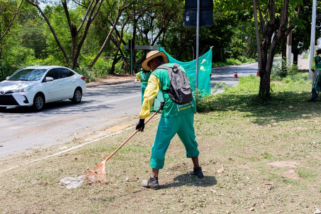 Limpurb intensifica limpeza no Pedra 90 para preparar praça para o Dia das Crianças