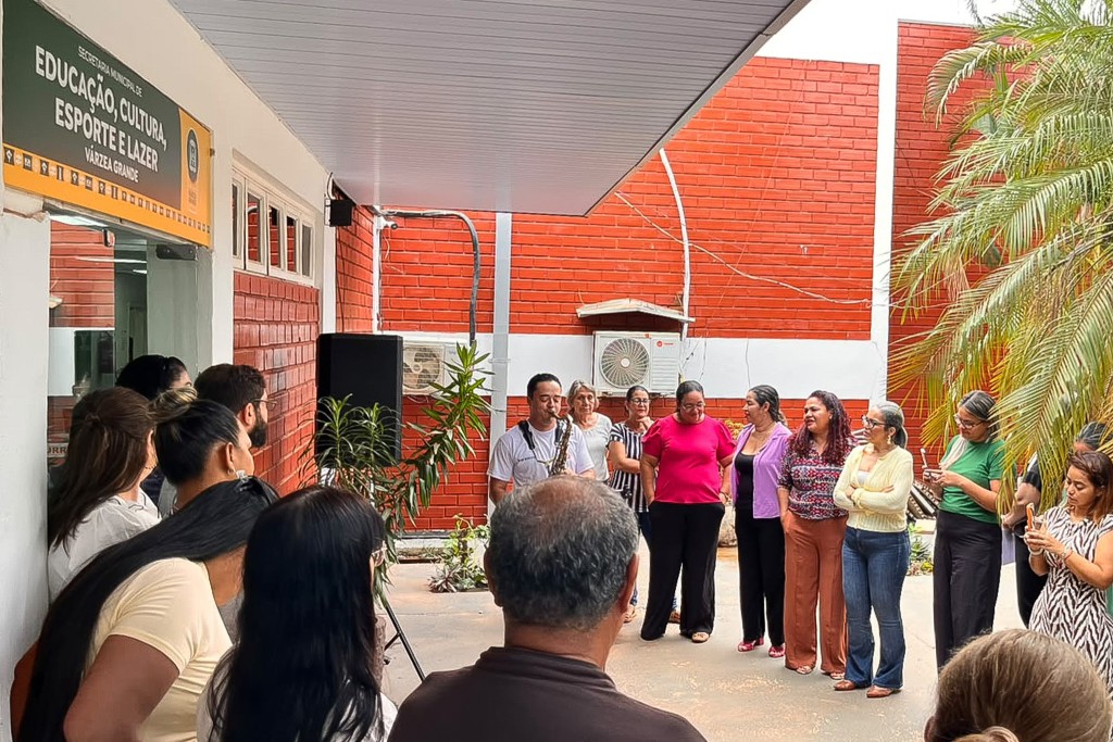 Servidores da Educação homenageiam secretária Maria Fernanda em celebração ao Dia dos Professores