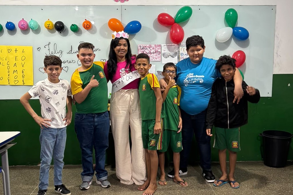 Alunos do 5º ano preparam surpresa para professora em homenagem pelo Dia dos Professores