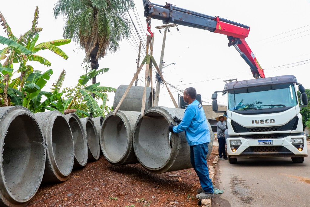 Prefeitura mantém obras de drenagem e limpeza em bairros de Várzea Grande