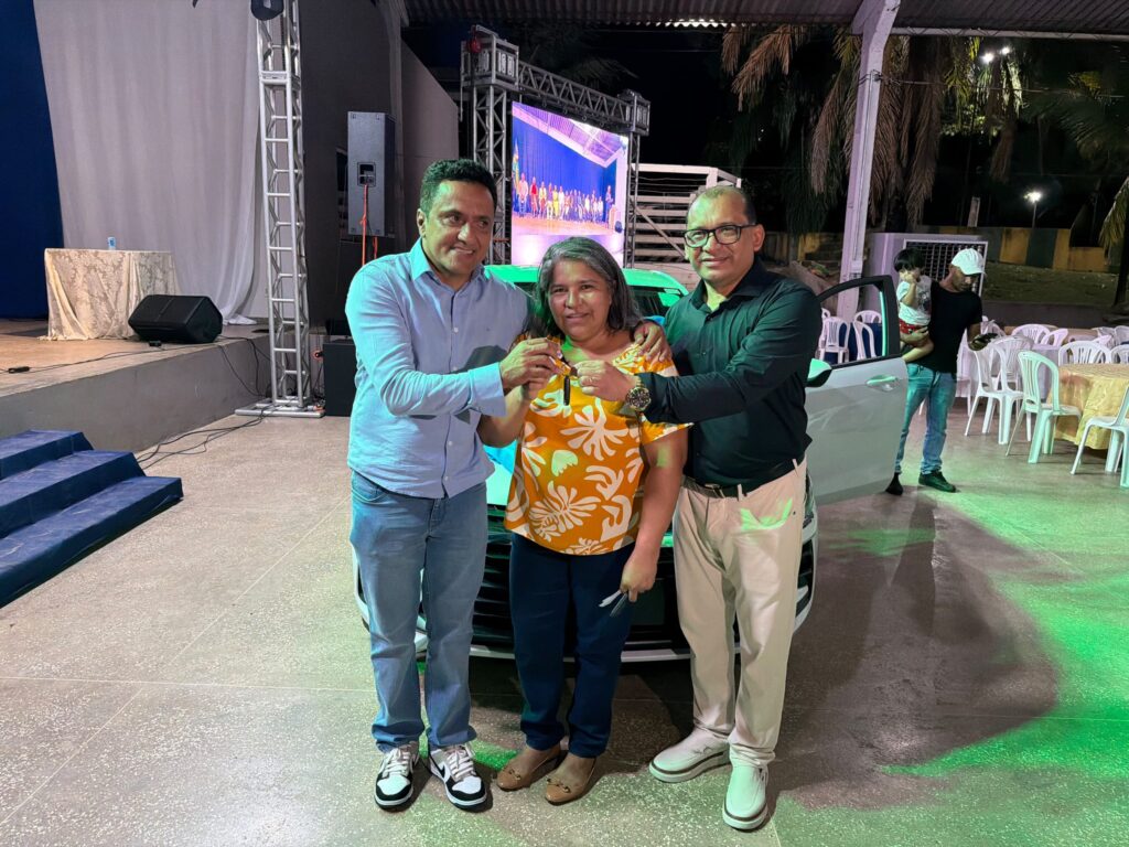 Prefeito Paulistinha homenageia professores com carro zero em Peixoto de Azevedo