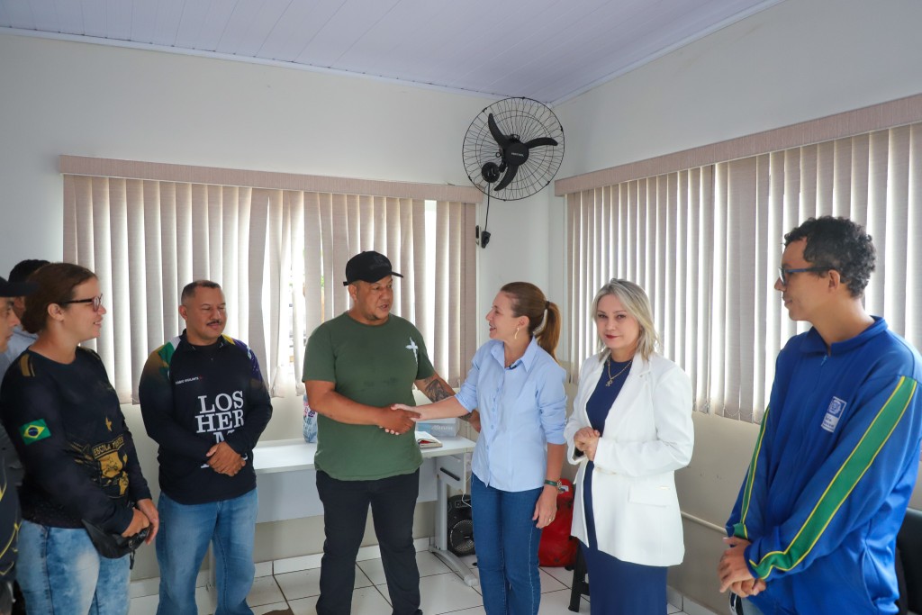 Flávia Moretti visita ponto de apoio e motoboys destacam dignidade e reconhecimento em Várzea Grande