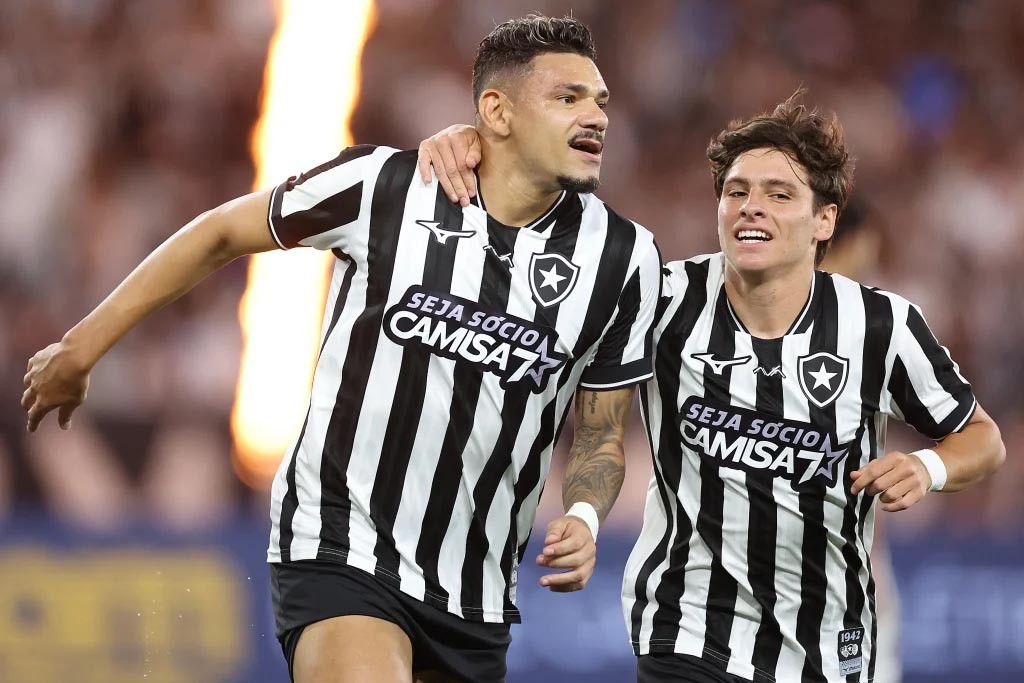 Botafogo consegue a primeira vitória na era Tite e afunda a Chapecoense na lanterna