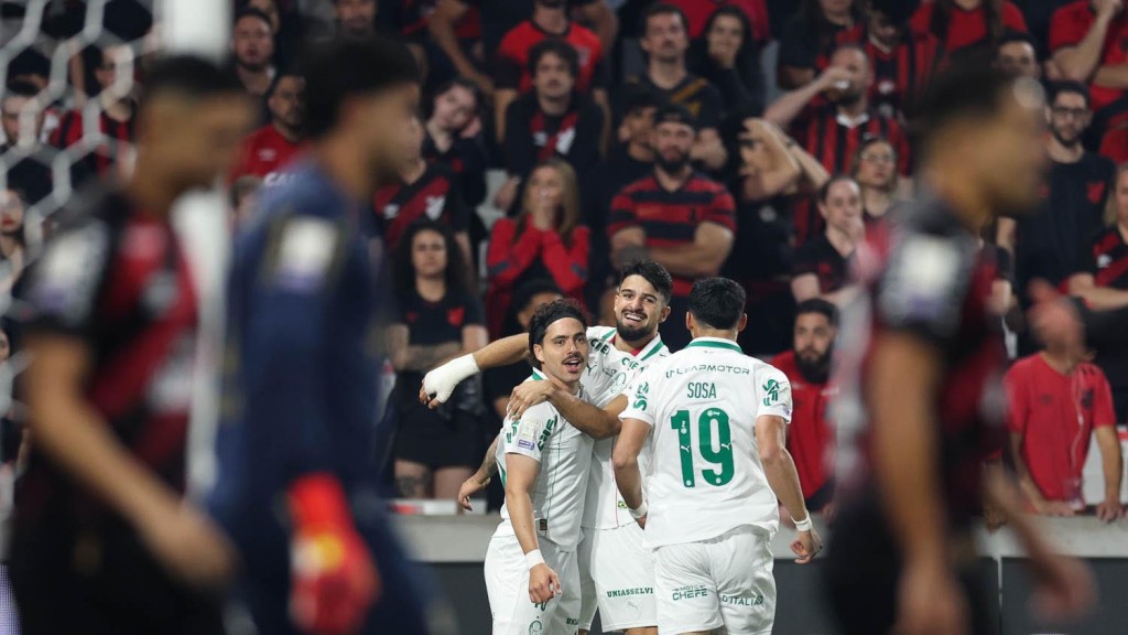 Palmeiras vence o Athletico-PR por 2 a 0 e assume a liderança provisória do Brasileirão