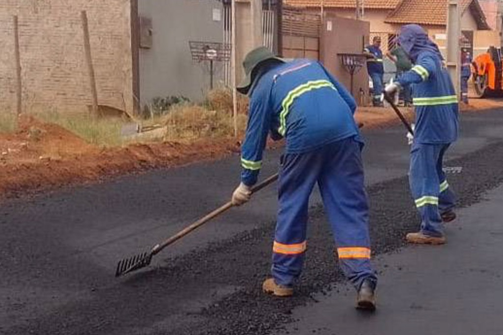 Várzea Grande intensifica tapa-buracos, patrolamento e manutenção de drenagem nesta segunda-feira (19)