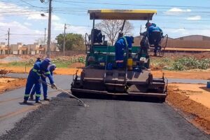 Prefeitura realiza manutenção viária em bairros de Várzea Grande