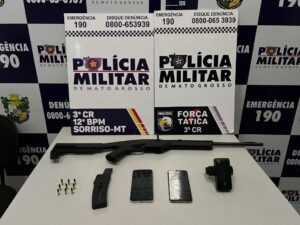 Polícia Militar prende dupla e recupera veículos e arma roubados de residência