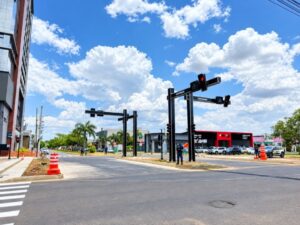 Semáforo inteligente com tecnologia avançada começa a operar em cruzamento de Sinop
