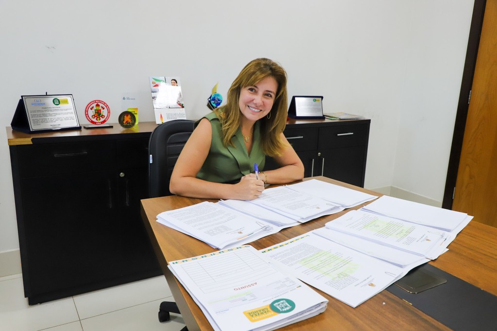 Flávia Moretti sanciona lei que fortalece Conselho Municipal da Pessoa Idosa em Várzea Grande