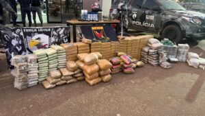PM apreende 385 tabletes de drogas, causa prejuízo de mais de R$ 2 milhões às facções criminosas e prende suspeitos