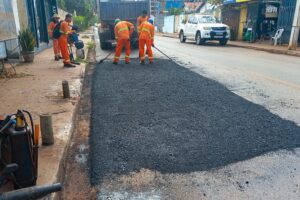 Várzea Grande intensifica serviços de tapa-buracos, patrolamento e drenagem nesta quarta-feira (21)