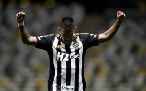 Galo leva 2 a 0 do City Torque, mas garante vaga na final da Sul-Americana contra o Boca